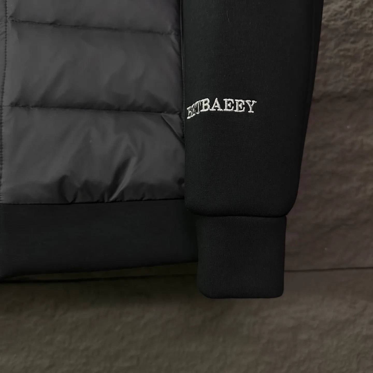 P570 Ralph Lauren 2025 new classic embroidered logo space cotton splicing couple style stand collar down jacket 🔥High version🔥High version🔥 90 white duck down The fabric is made of polyester fiber composite waterproof fabric Double-layer lining The same style as Internet celebrity stars High version High quality😘😘 The fabric is waterproof, wear-resistant, breathable, waterproof, windproof, warm, very comfortable to the touch, fashionable and individual A super versatile and good-looking down jacket. It is very suitable for both men and women. It is a must-have for everyone. Packaging, tag, collar label, washed wheat, complete 👍 Color: Black Size: L-5XL